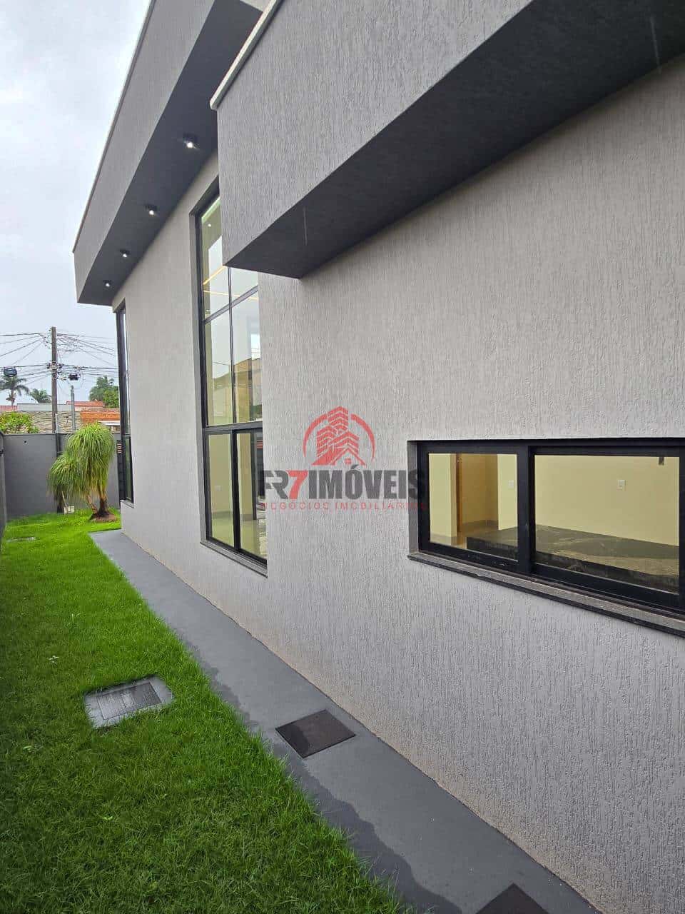 CASA 3 SUÍTES, QUINTAL AMPLO E PISCINA AQUECIDA NO SETOR GOIÂNIA 2