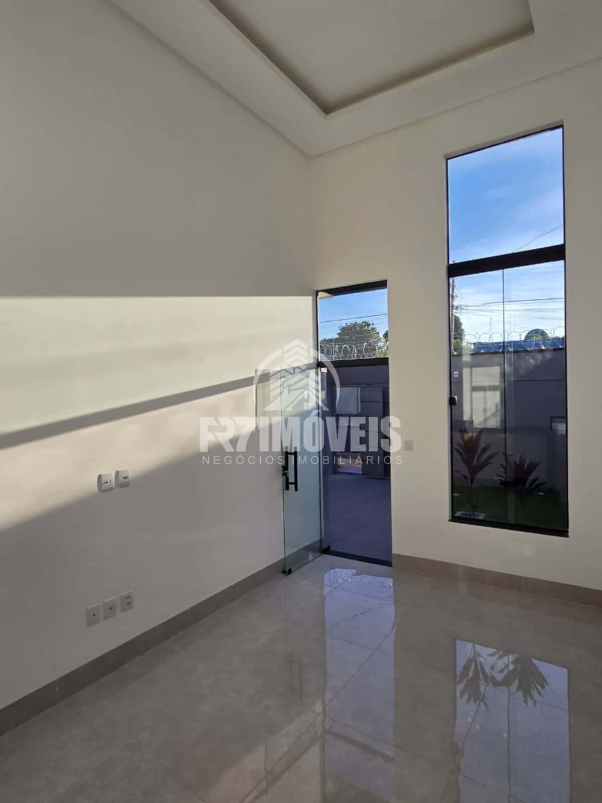 CASA NOVA COM PAISAGISMO NO SETOR CURITIBA 3 - GOIÂNIA/GO - QUARTOS GRANDES