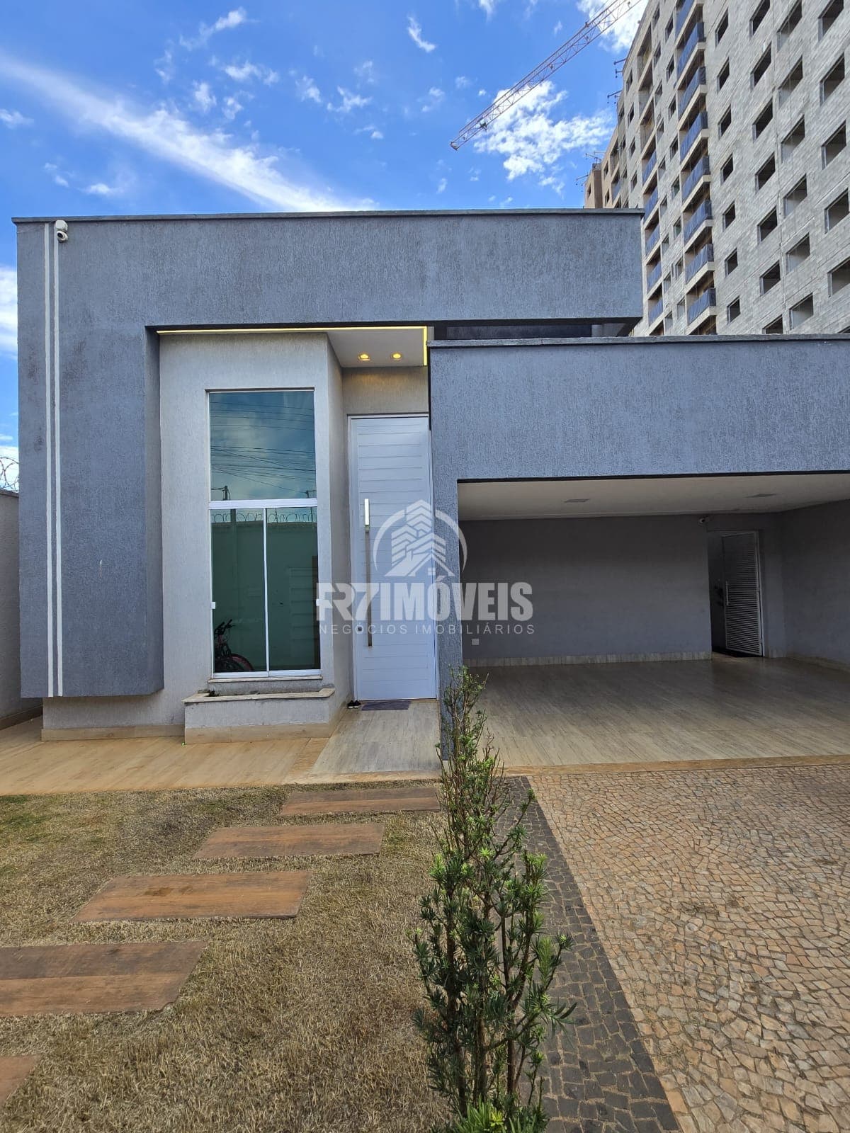 CASA ALTO PADRÃO NO JARDIM IPÊ - GOIÂNIA/GO