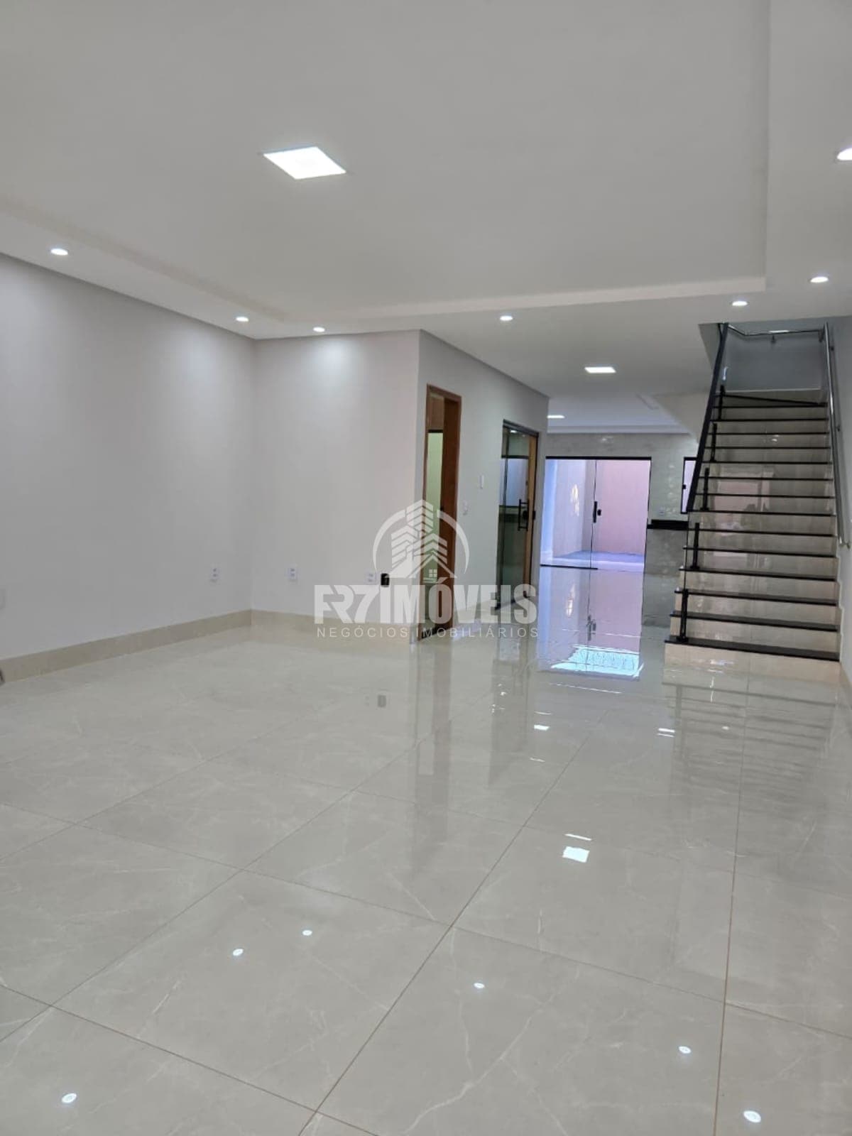 SOBRADO COM QUINTAL NO SETOR SOLAR VILLE – GOIÂNIA/GO
