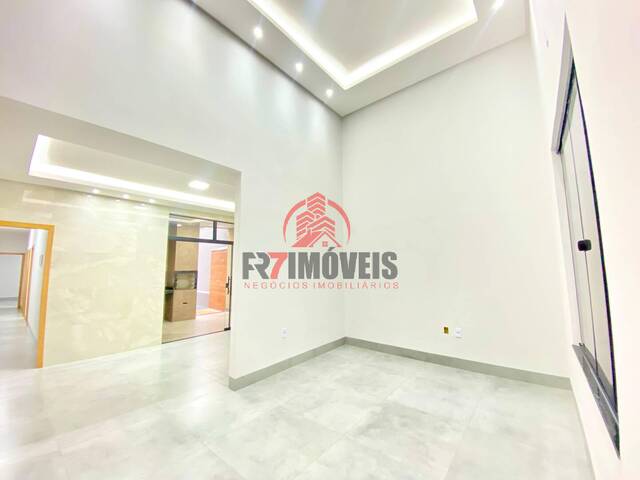 #3027 - Casa para Venda em Goiânia - GO - 2