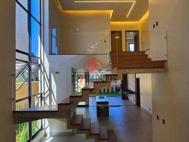 Sobrado para Venda em Goiânia - 3